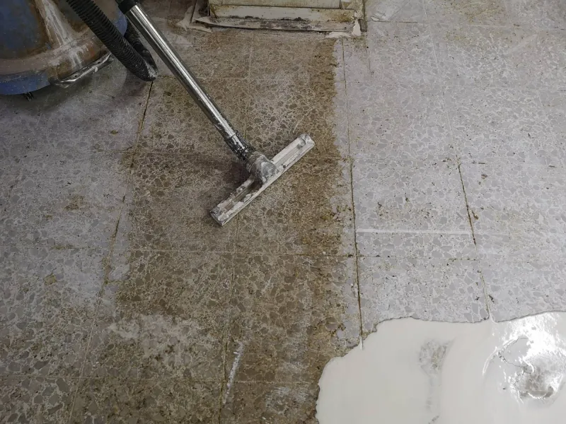 Proceso de pulido de suelo de terrazo con aspiración industrial en Marbella